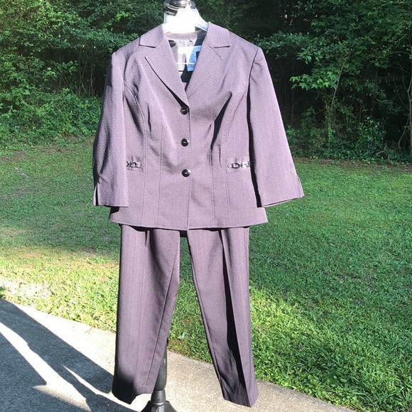 Career pantsuit - Picture 1 of 15